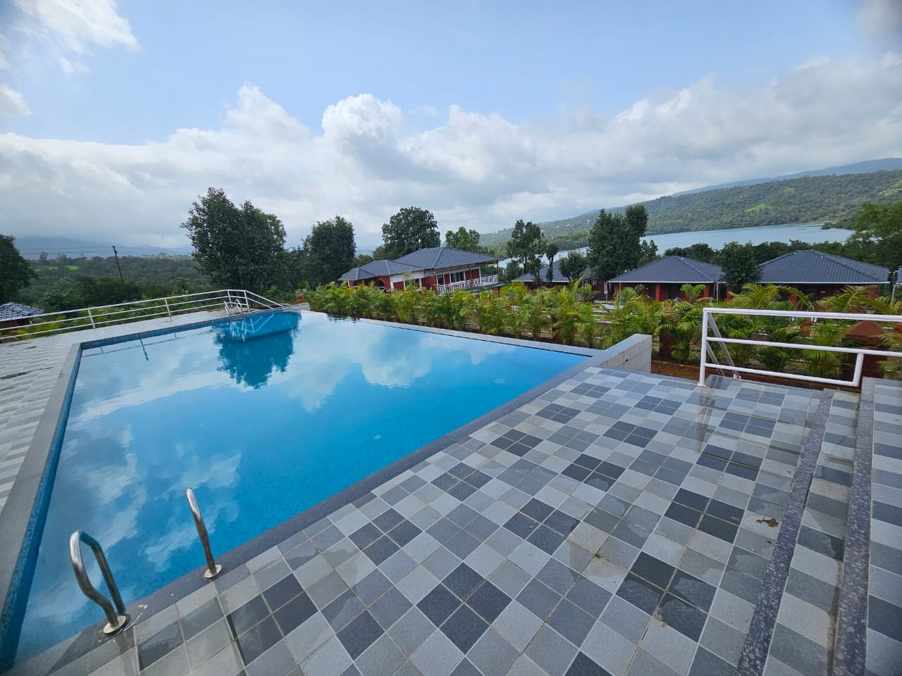 Infinity swimming pool at Aranyagiri Resort